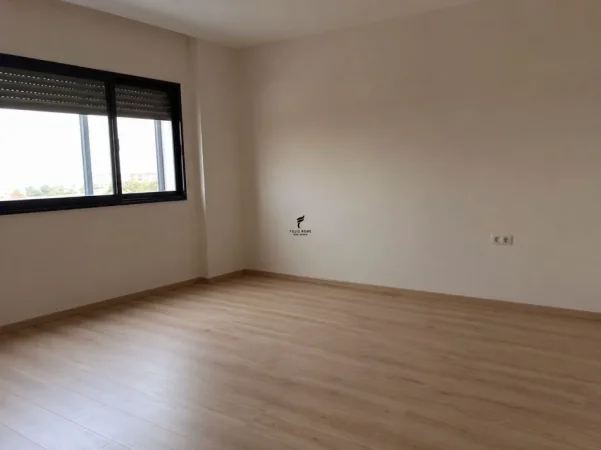 Tirane, jepet me qera zyre Kati 2, 25 m² 300 € (QENDER)