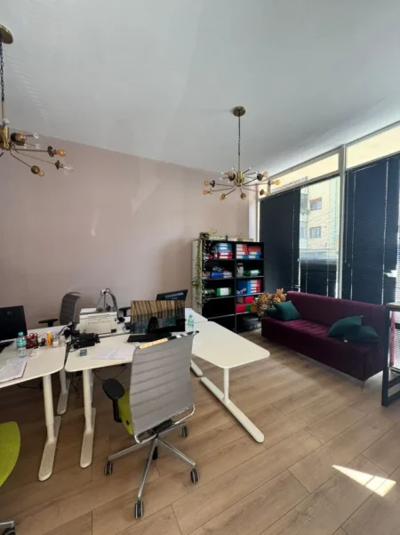 Tirane, jepet me qera zyre Kati 0, 36 m² 550 € (Rruga Muhedin Lagami)