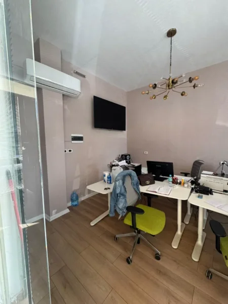 Tirane, jepet me qera zyre Kati 0, 36 m² 550 € (Rruga Muhedin Lagami)