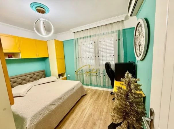 Tirane, jepet me qera apartament 2+1 Kati 1, 112 m² 1.000 € (KOMUNA E PARISIT)
