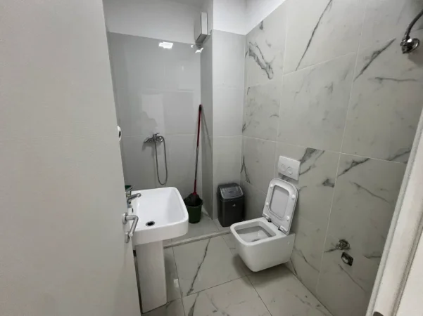 Tirane, jepet me qera zyre Kati 2, 105 m² 1.050 € (kompleksi kika 2)