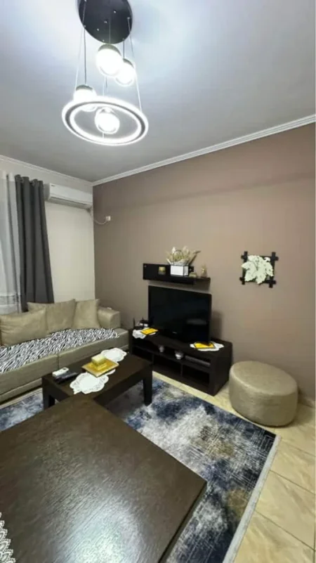 Tirane, jepet me qera apartament 2+1 Kati 5, 85 m² 525 € (Rruga Spiro Floqi)