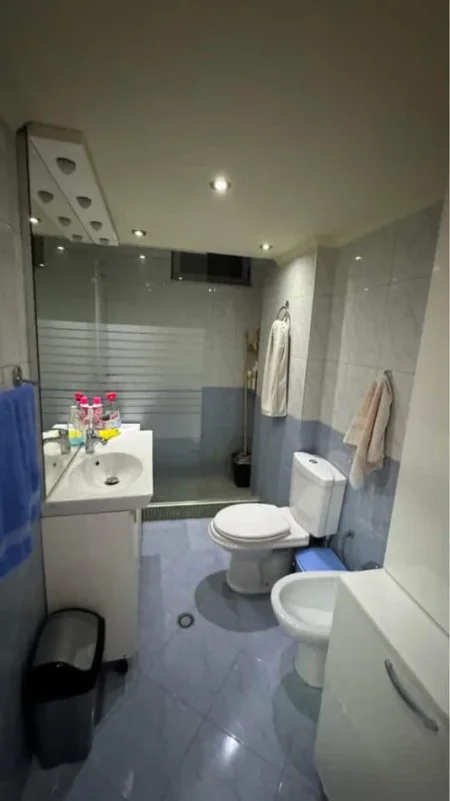 Tirane, jepet me qera apartament 2+1 Kati 5, 85 m² 525 € (Rruga Spiro Floqi)