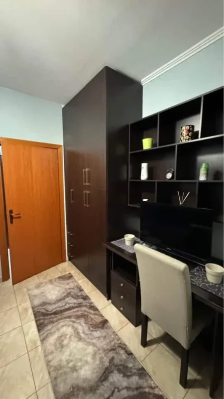 Tirane, jepet me qera apartament 2+1 Kati 5, 85 m² 525 € (Rruga Spiro Floqi)