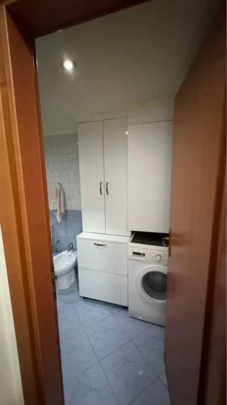Tirane, jepet me qera apartament 2+1 Kati 5, 85 m² 525 € (Rruga Spiro Floqi)