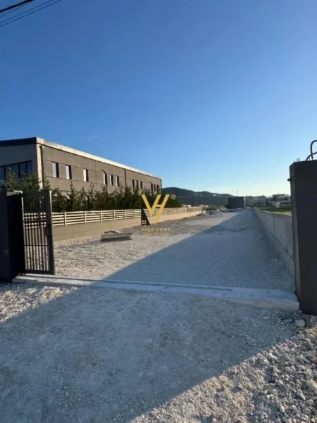 Tirane, jepet me qera truall , 1.350 m² (VAQARR)