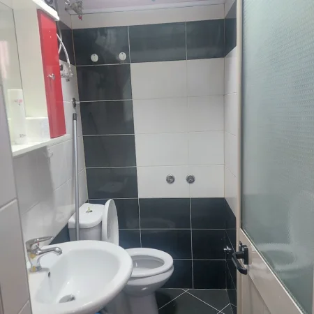Tirane, jepet me qera zyre Kati 0, 30 m² 300 € (piramida)