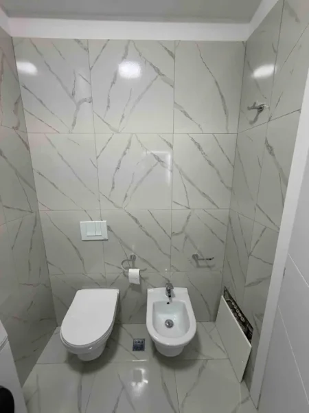 Tirane, jepet me qera apartament 1+1 Kati 5, 75 m² 470 € (Rruga Sokrat miho)
