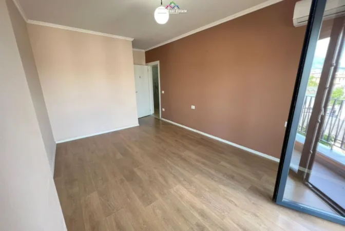 Tirane, jepet me qera zyre Kati 3, 106 m² 1.000 € (Rruga Kongresi i Manastirit)