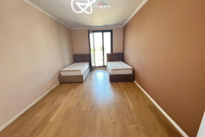 Tirane, jepet me qera zyre Kati 3, 106 m² 1.000 € (Rruga Kongresi i Manastirit)