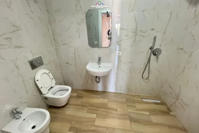 Tirane, jepet me qera zyre Kati 3, 106 m² 1.000 € (Rruga Kongresi i Manastirit)