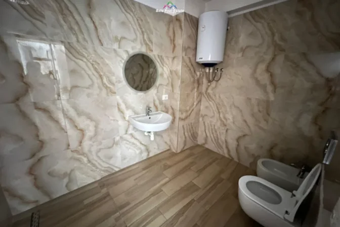 Tirane, jepet me qera zyre Kati 3, 106 m² 1.000 € (Rruga Kongresi i Manastirit)