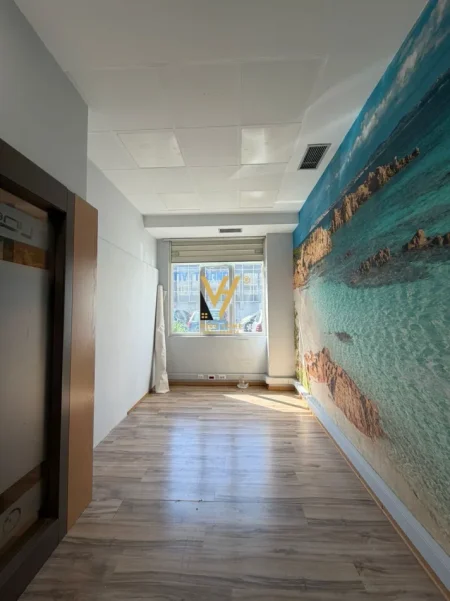 Tirane, jepet me qera zyre Kati 1, 60 m² 800 € (RRUGA E KAVAJES)