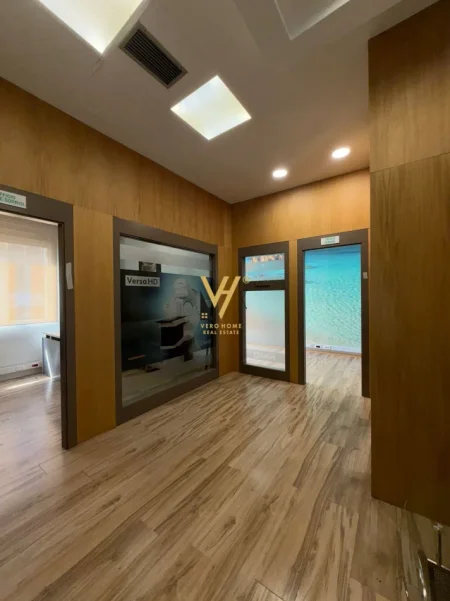 Tirane, jepet me qera zyre Kati 1, 60 m² 800 € (RRUGA E KAVAJES)