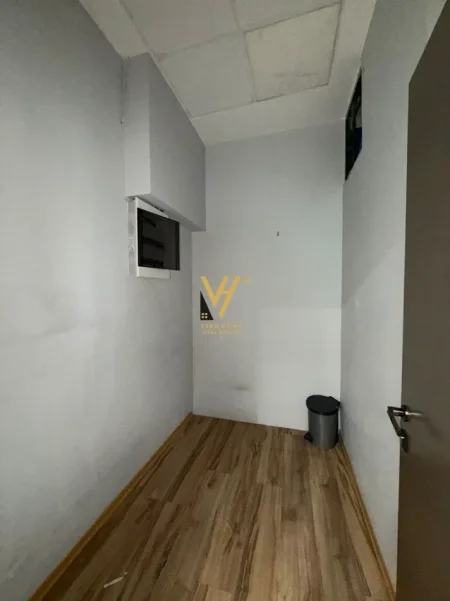 Tirane, jepet me qera zyre Kati 1, 60 m² 800 € (RRUGA E KAVAJES)