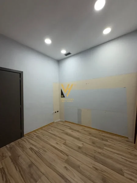 Tirane, jepet me qera zyre Kati 1, 60 m² 800 € (RRUGA E KAVAJES)