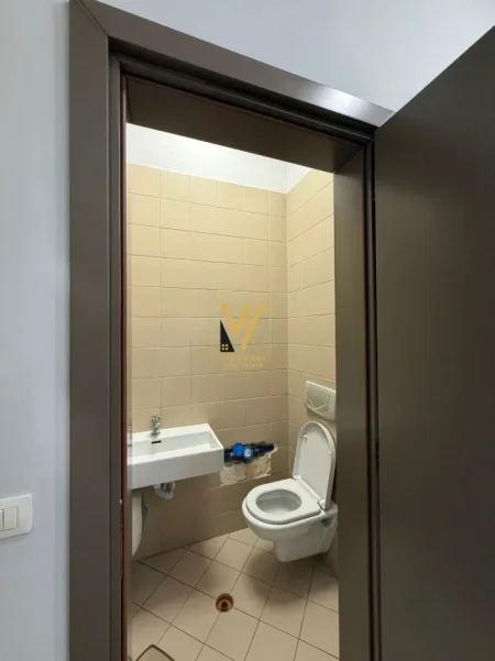 Tirane, jepet me qera zyre Kati 1, 60 m² 800 € (RRUGA E KAVAJES)