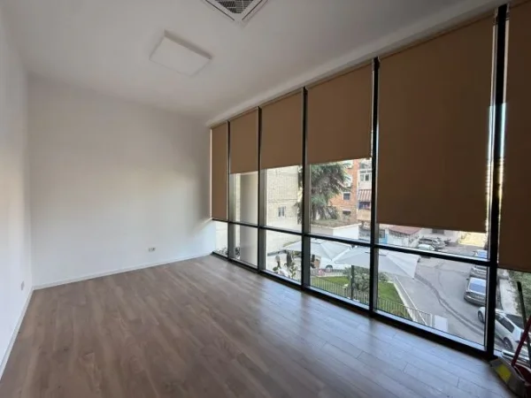 Tirane, jepet me qera ambjent biznesi Kati 1, 30 m² 600 € (zogu i zi)