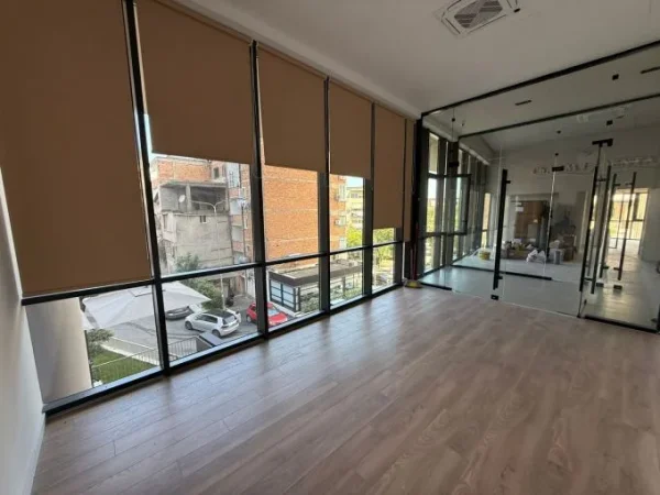 Tirane, jepet me qera dyqan Kati 1, 30 m² 600 € (zogu i zi)