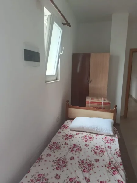 Tirane, jepet me qera apartament 1+1 Kati 3, 50 m² 300 € (Qyteti Studenti)