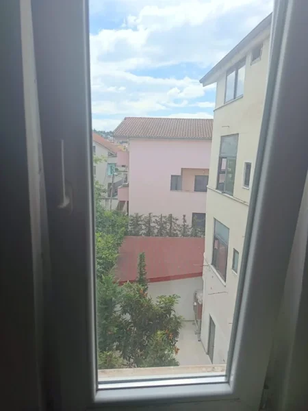Tirane, jepet me qera apartament 1+1 Kati 3, 50 m² 300 € (Qyteti Studenti)