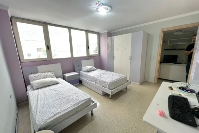 Tirane, jepet me qera apartament 2+1+Ballkon Kati 2, 108 m² 750 € (Rruga Haxhi Hysen Dalliu)