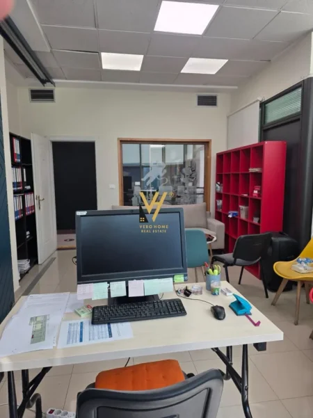Tirane, jepet me qera zyre Kati 3, 190 m² 3.000 € (RRUGA E ELBASANIT)