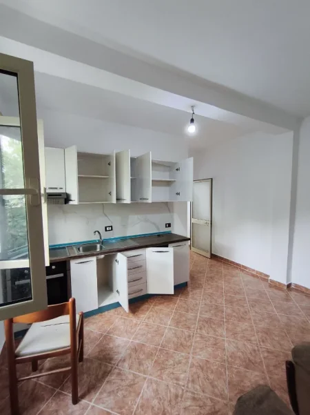 Tirane, jepet me qera shtepi 2+1 Kati 0, 78 m² 350 € (Ali Shefqeti)