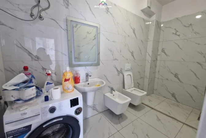 Tirane, jepet me qera apartament 2+1 Kati 7, 100 m² 500 € (paskuqan)