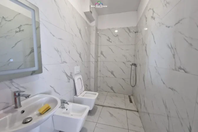 Tirane, jepet me qera apartament 2+1 Kati 7, 100 m² 500 € (paskuqan)