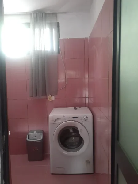 Jap qera apartament 1+1 Kati 1, 50 m² 250€ (Rruga Muhamed Deliu)