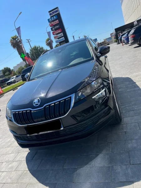 Tirane, shitet Skoda karroq Nafte, e zeze Klima 175.000 km 17.500 €
