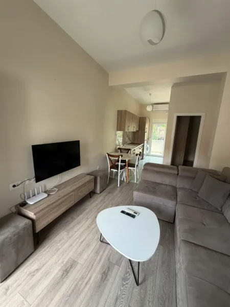 Tirane, jepet me qera apartament 1+1+Ballkon + parkim kati  2, 62 m²  cmimi  350  (Rruga aleks caci)