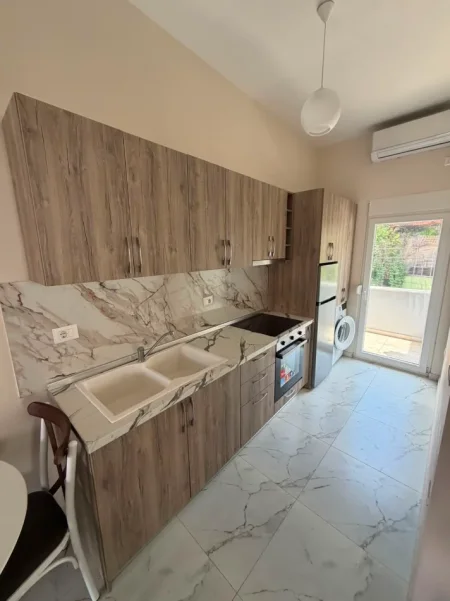 Tirane, jepet me qera apartament 1+1+Ballkon + parkim kati  2, 62 m²  cmimi  350  (Rruga aleks caci)