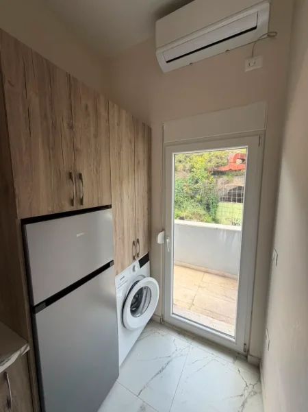 Tirane, jepet me qera apartament 1+1+Ballkon + parkim kati  2, 62 m²  cmimi  350  (Rruga aleks caci)