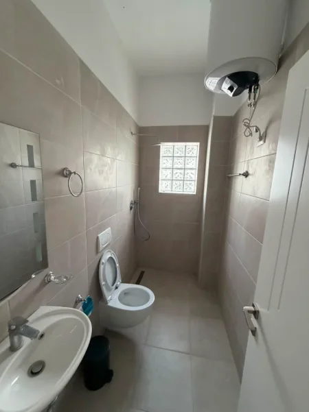 Tirane, jepet me qera apartament 1+1+Ballkon + parkim kati  2, 62 m²  cmimi  350  (Rruga aleks caci)