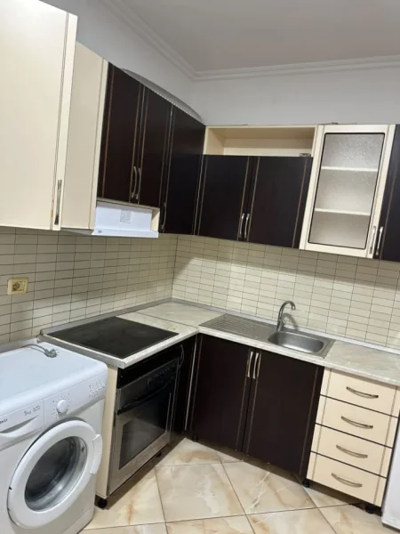 Tirane, jepet me qera apartament 1+1 Kati 1, 65 m² 350 € (Qyteti Studenti)