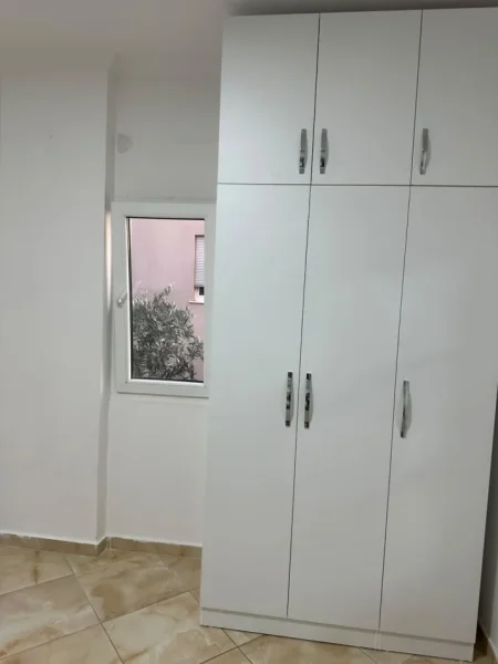 Tirane, jepet me qera apartament 1+1 Kati 1, 65 m² 350 € (Qyteti Studenti)