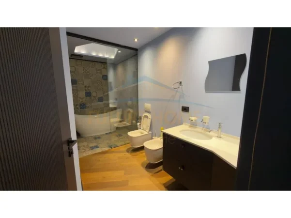 Tirane, jepet me qera apartament 3+1+Ballkon Kati 8, 225 m² 1.300 € (Unaza e Re)
