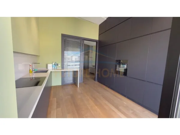 Tirane, jepet me qera apartament 3+1+Ballkon Kati 8, 225 m² 1.300 € (Unaza e Re)