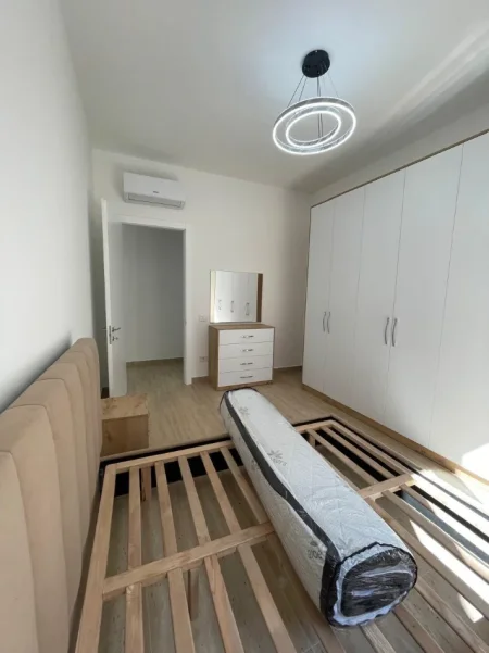 Tirane, jepet me qera apartament 1+1 Kati 4, 75 m² 750 € (KOMPLEKSI DELIJORGJI)