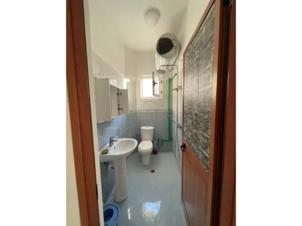 Tirane, jepet me qera apartament 2+1+Ballkon Kati 2, 110 m² 400 € (Kodra e Priftit)