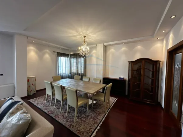 Tirane, jepet me qera apartament 4+1+Ballkon Kati 10, 381 m² (Blloku)