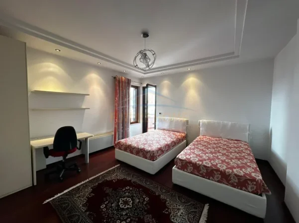 Tirane, jepet me qera apartament 4+1+Ballkon Kati 10, 381 m² (Blloku)