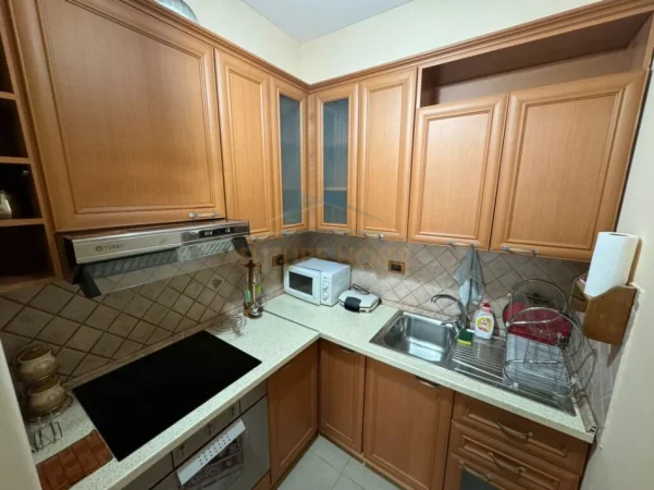 Tirane, jepet me qera apartament 2+1+Ballkon Kati 3, 90 m² 700 € (Garda)