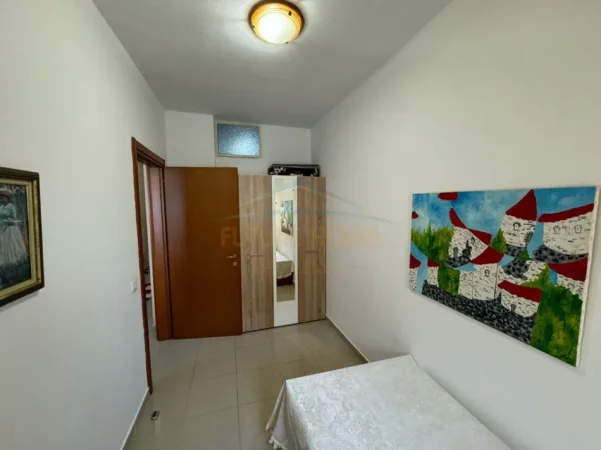 Tirane, jepet me qera apartament 2+1+Ballkon Kati 3, 90 m² 700 € (Garda)