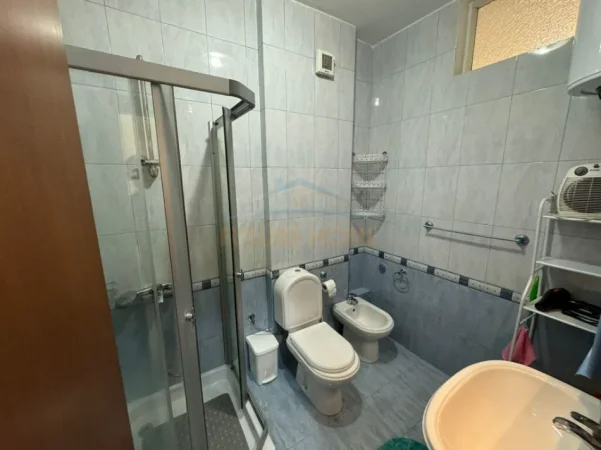 Tirane, jepet me qera apartament 2+1+Ballkon Kati 3, 90 m² 700 € (Garda)