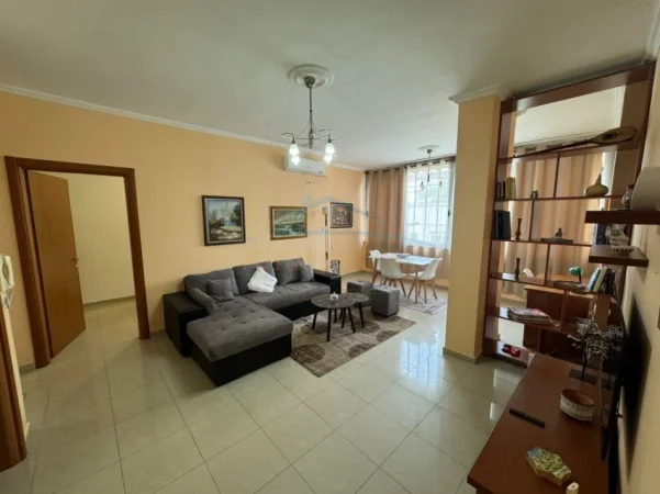 Tirane, jepet me qera apartament 2+1+Ballkon Kati 3, 90 m² 700 € (Garda)
