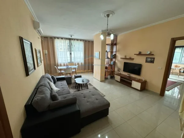Tirane, jepet me qera apartament 2+1+Ballkon Kati 3, 90 m² 700 € (Garda)