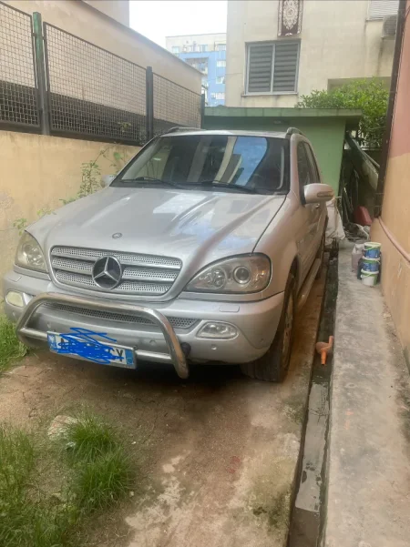 Tirane, shes makine Mercedez Nafte, gri metalizato automatik Klima 280.000 km 5.000 €